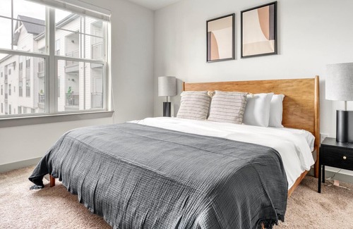 Knollwood On The Colorado River Apartment | Premium East Austin 1BR w/ Pool, Gym & W/D, nr downtown, by Blueground