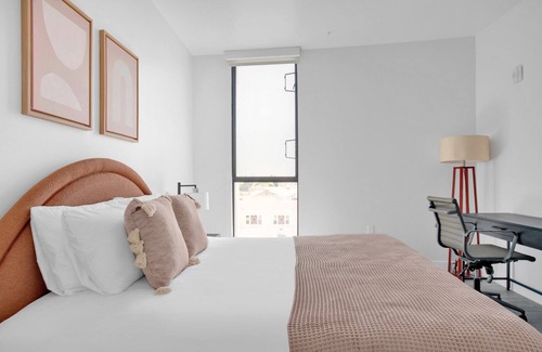 Melrose Apartment | Premium Hollywood 2BR w/ Roof & BBQ, nr Melrose/Fairfax, by Blueground
