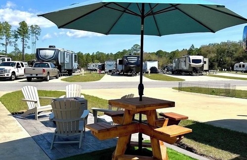 Oak RV Rental | Premium RV Pull-Thru Site 🏖️Near Beaches🌊Allows Boats 🚤!