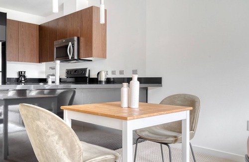 The Villas Apartment | Premium Santana Row 1BR w/Gym & Pool, 10 mins to Google, by Blueground