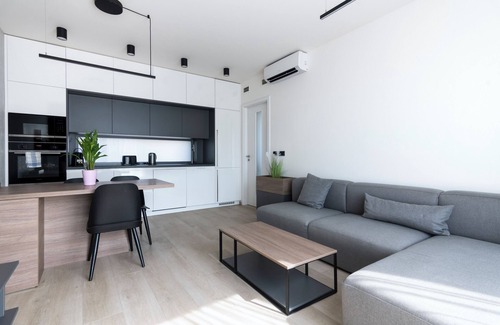 Prague 5 Apartment | Premium Spacious Top-Floor with A/C, 𝗙𝗿𝗲𝗲 𝗣𝗮𝗿𝗸𝗶𝗻𝗴, 200Mb WiFi