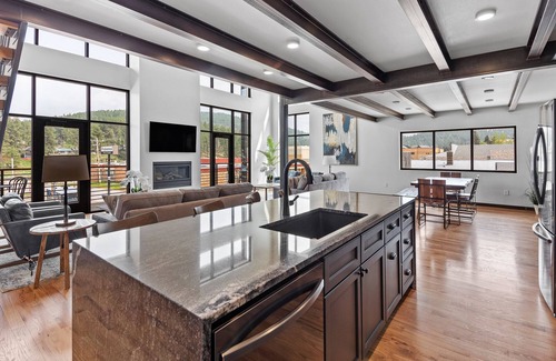 Hill City Apartment | Presidential Luxury Loft 2 Downtown Main