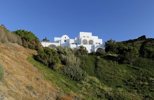 Santorini Villa | PRESIDENTIAL VILLA exudes the tranquility and allure of a Cycladic oasis.