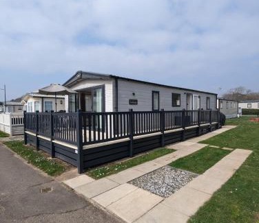 New Forest District Resort | PRESTIGIOUS BEAUTIFUL AND VERY SPACIOUS AMBLESIDE on AWARD WINNING SHOREFIELD COUNTRY PARK Entertainment Passes Included ST