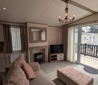 New Forest District Resort | PRESTIGIOUS BEAUTIFUL AND VERY SPACIOUS AMBLESIDE on AWARD WINNING SHOREFIELD COUNTRY PARK Entertainment Passes Included ST
