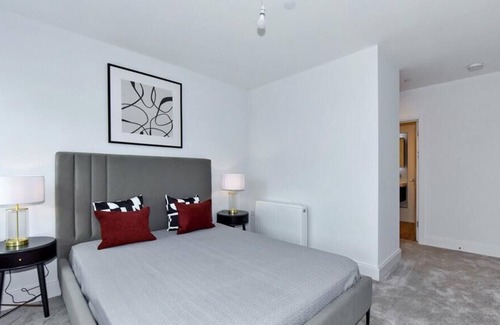 Slough Apartment | Prestigious & Luxury 2-Bed Apartment in Slough
