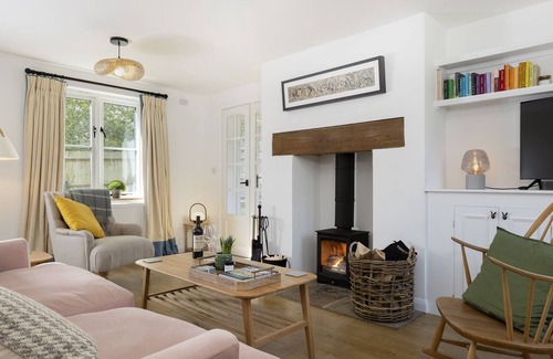 Ampney Crucis Apartment | Pretty and delightfully cosy detached cottage built from classic Cotswold stone