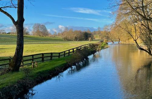 Quenington House | Pretty Cotswold Cottage with garden near Bibury