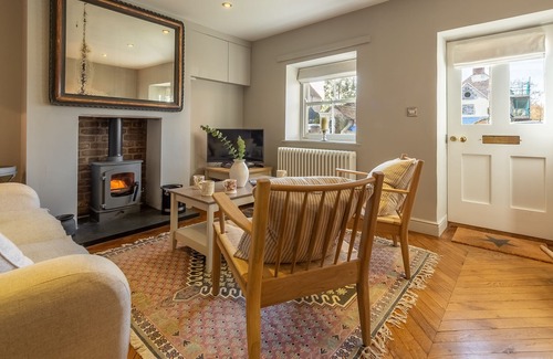 Brancaster Apartment | Pretty cottage which is a 10 minute walk away from Brancaster's beach