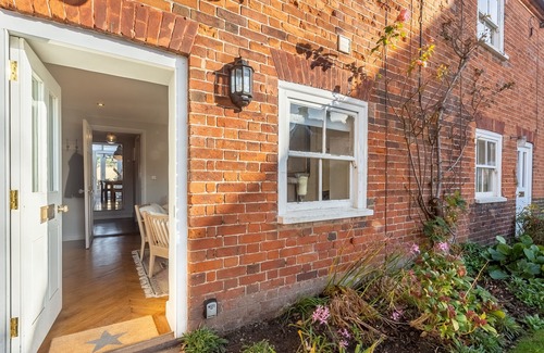 Brancaster Apartment | Pretty cottage which is a 10 minute walk away from Brancaster's beach