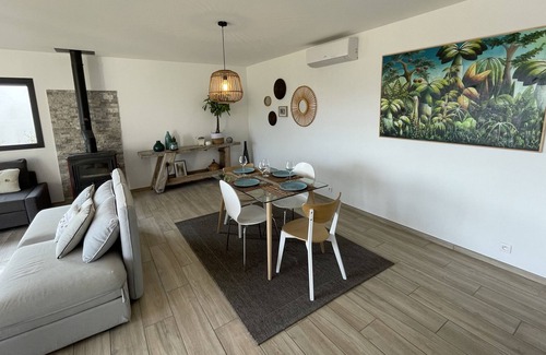 Moustiers-Sainte-Marie House | pretty house overlooking the lake of holy cross
