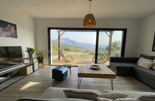 Moustiers-Sainte-Marie House | pretty house overlooking the lake of holy cross