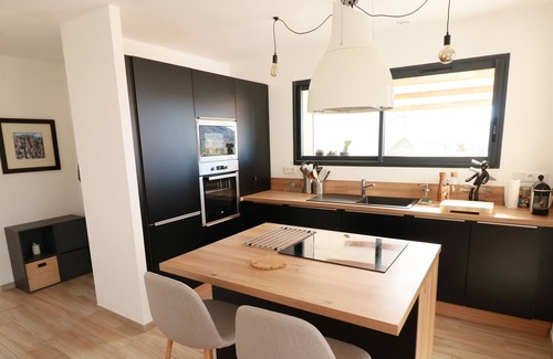 Moustiers-Sainte-Marie House | pretty house overlooking the lake of holy cross
