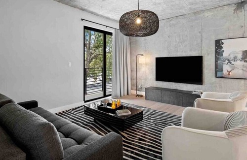 Flagler Village Apartment | Pretty Rola #204 Upscale Spacious 1/1 Apt. w King Bed at Downtown Ft. Lauderdale