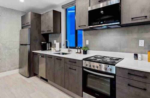 Flagler Village Apartment | Pretty Rola #204 Upscale Spacious 1/1 Apt. w King Bed at Downtown Ft. Lauderdale