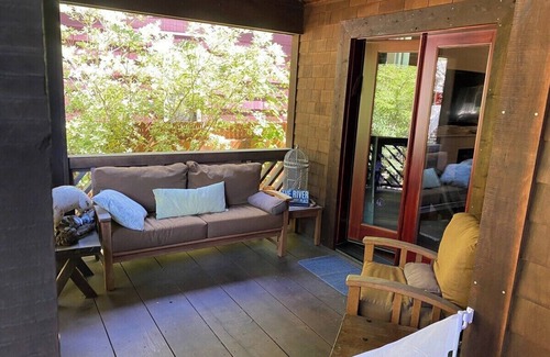 Guerneville House | Primary Bedroom: luxury home-pool, hot tub & more!