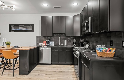 Old City Apartment | Prime City Condo Parking + Skyline Views