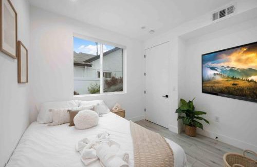 Larchmont House | Prime Location 3BD 3BA Luxury Living in LA