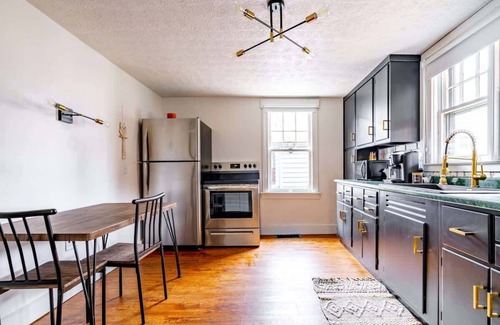 Chillicothe House | PRIME Location - CLEAN - Top Rated - Parking Free
