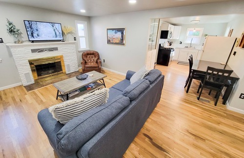 Morris Hill House | Prime Location: Spacious 3 BR 2 BA + 10 mins DT & BSU