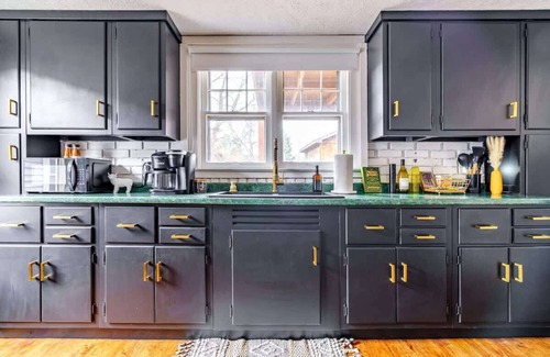 Chillicothe House | PRIME Location - Top Rated - Free Parking - CLEAN