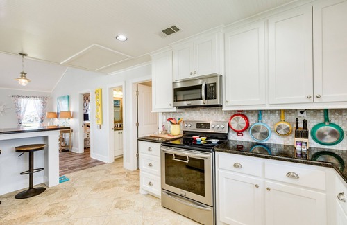 Port Bolivar House | Prime | Steps to Beach | Dog Haven | Fenced Yard
