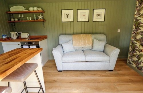 Ashby cum Fenby Cottage | PRIMROSE, pet friendly, character holiday cottage in Waltham