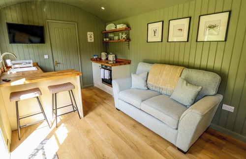 Ashby cum Fenby Cottage | PRIMROSE, pet friendly, character holiday cottage in Waltham