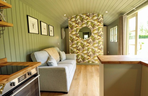 Ashby cum Fenby Cottage | PRIMROSE, pet friendly, character holiday cottage in Waltham