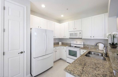 Naples House | Pristine 2 bedroom townhouse in Artesia!