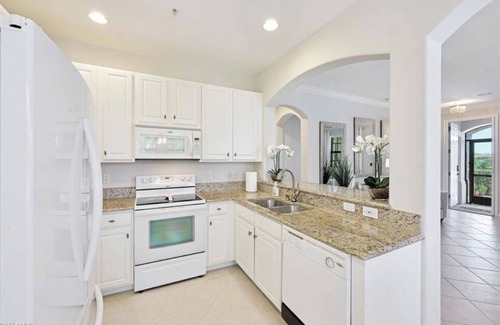 Naples House | Pristine 2 bedroom townhouse in Artesia!