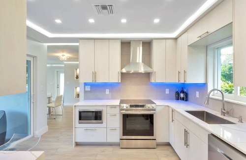 Coral Ridge House | Pristine and Modern Bayview Bungalow With Heated Pool!