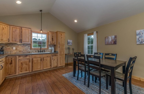 Hendersonville Cottage | PRISTINE COTTAGE IN HENDERSONVILLE -Apple Orchard & Winery Area - Meadow Setting