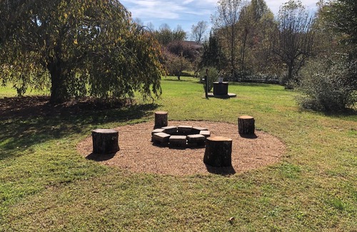 Hendersonville Cottage | PRISTINE COTTAGE IN HENDERSONVILLE -Apple Orchard & Winery Area - Meadow Setting