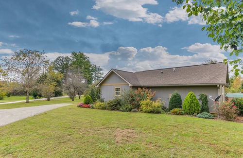 Hendersonville Cottage | PRISTINE COTTAGE IN HENDERSONVILLE -Apple Orchard & Winery Area - Meadow Setting