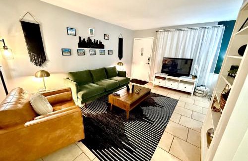 Neartown Apartment | Pristine Full Sized Montrose Apartment Half Block to Menil Museum