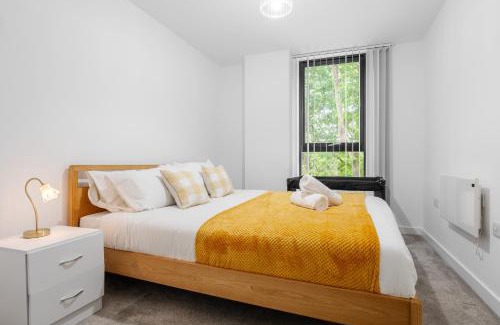 Old Trafford Apartment | Pristine Old Trafford & City Centre 2BD 2BT Apt - Balcony