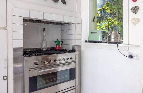 Waiheke Island Cottage | Privacy and romance, life by the beach