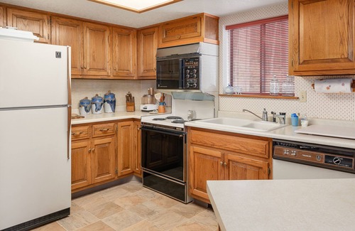 Columbine Lake House | Privacy, Wood Burning Stove, Great Deck!