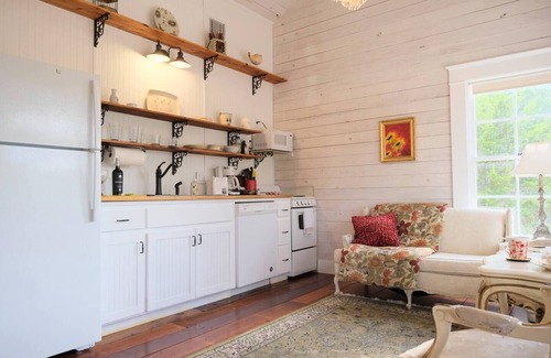 Canyon Lake Cottage | Private 1B/1B Romantic Ranch Cottage Getaway