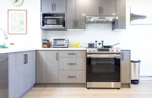 Cooksville Apartment | Private 2-bed, 2-bath guest apt above garage. 20m to Pearson, 25m to Toronto, 1.5h to Niagara.