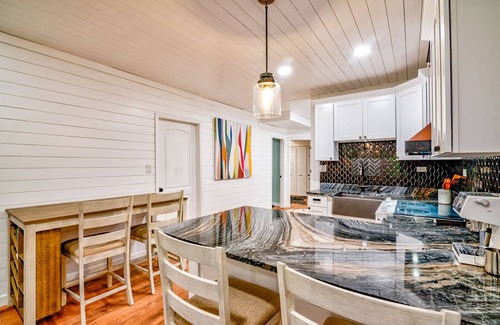 Seymour Apartment | Private 2 Bedroom Luxury Private Suite at Sugarloaf Mountain Lodge.