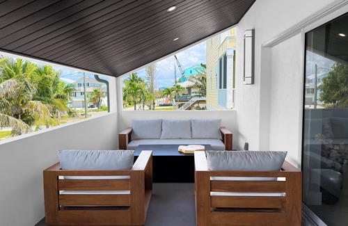 Bonita Springs Apartment | Private 3 bedrooms, 2 bathrooms Upper Level Suite 300 ft from Bonita Beach