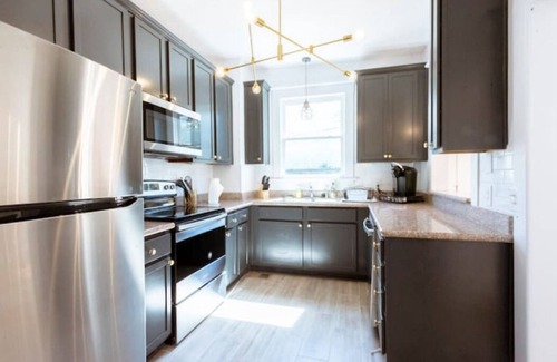 Metropolitan House | Private 3-unit Triplex w/9BDRS ★ Starland District ★ Great for Family Reunions