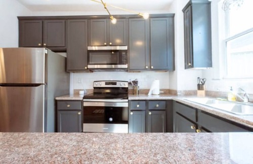 Metropolitan House | Private 3-unit Triplex w/9BDRS ★ Starland District ★ Great for Family Reunions