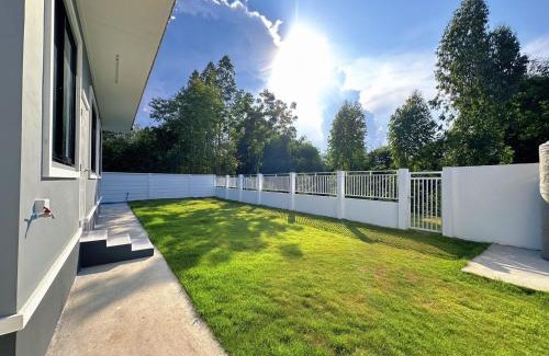 Phra Lap House | Private 3BR House with Garden & Canal for longStay