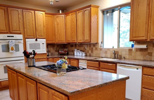 Glencoe House | Private 6 Bedroom 5,000 Sq. Ft. Executive Home, Sleeps 20, Pets OK