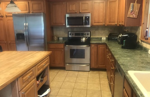 Hunter House | Private 6 bedroom Retreat minutes from Hunter & Windham Mountains, sleeps 14