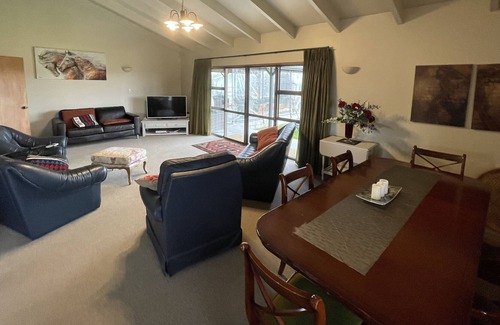 Parkvale House | Private and Tranquil, Village Outskirts