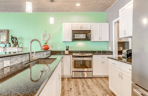 Gilchrist House | Private Beachfront 4BR | Spacious | Sleeps 16